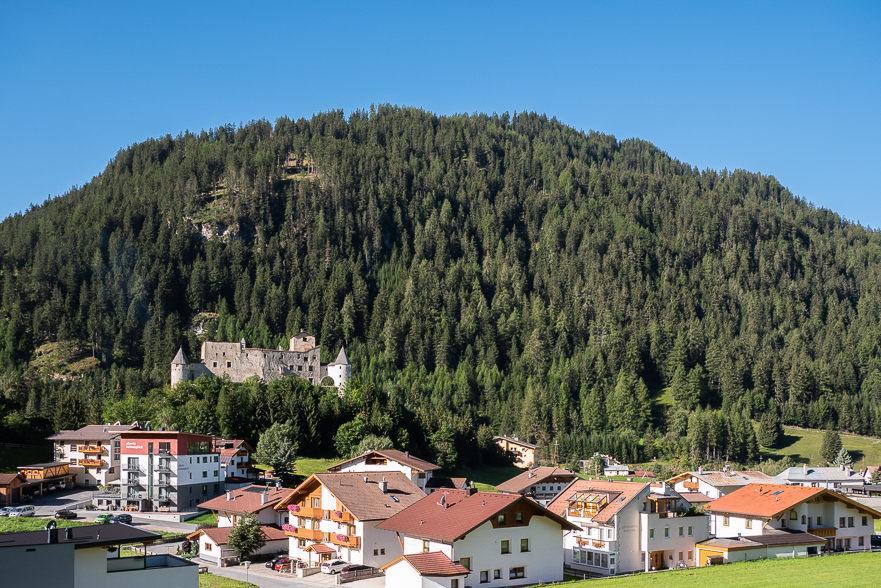 Nauders mit Burgturm, Aufbruch am Morgen